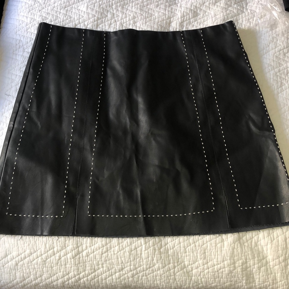 Faux leather skirt with dotted stitching and side zip size M